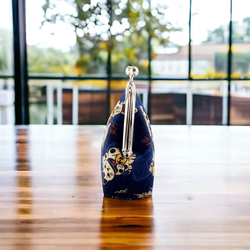 艾拉蔓手工圓框口金小廢包-深藍招財貓