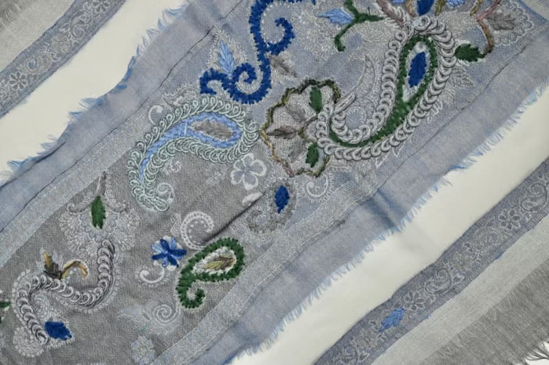【情人節禮物】喀什米爾水煮羊毛手工刺繡圍巾披肩灰藍白色三層紗