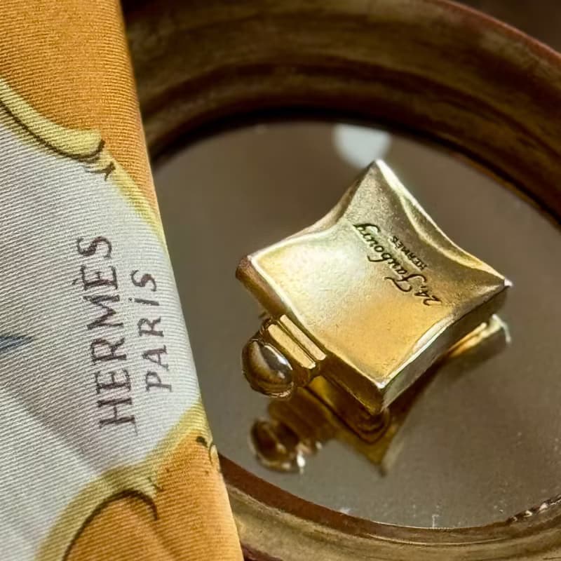50374-絕美Hermès 24 Faubourg 經典香水瓶造型鍍金色胸針