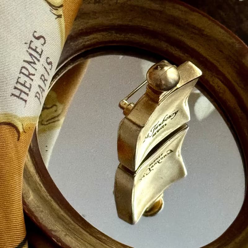50374-絕美Hermès 24 Faubourg 經典香水瓶造型鍍金色胸針