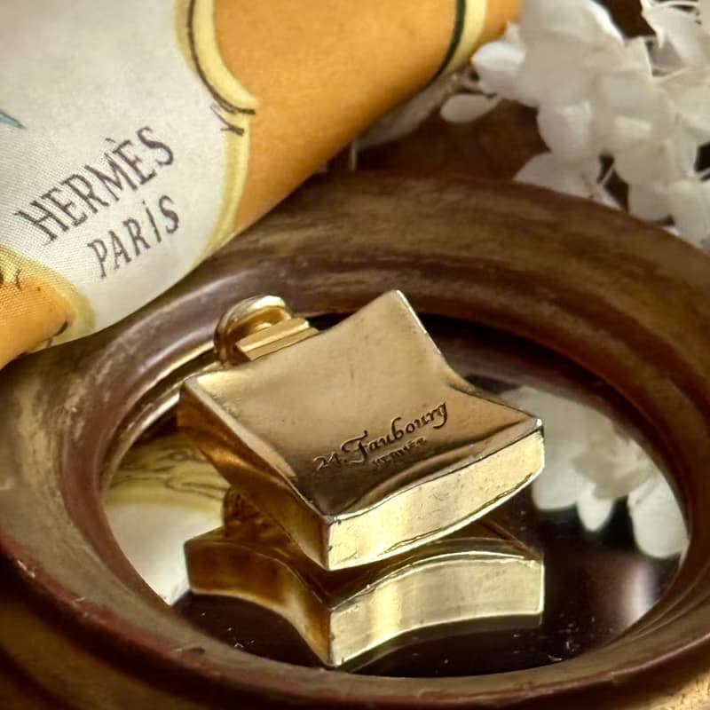 50374-絕美Hermès 24 Faubourg 經典香水瓶造型鍍金色胸針