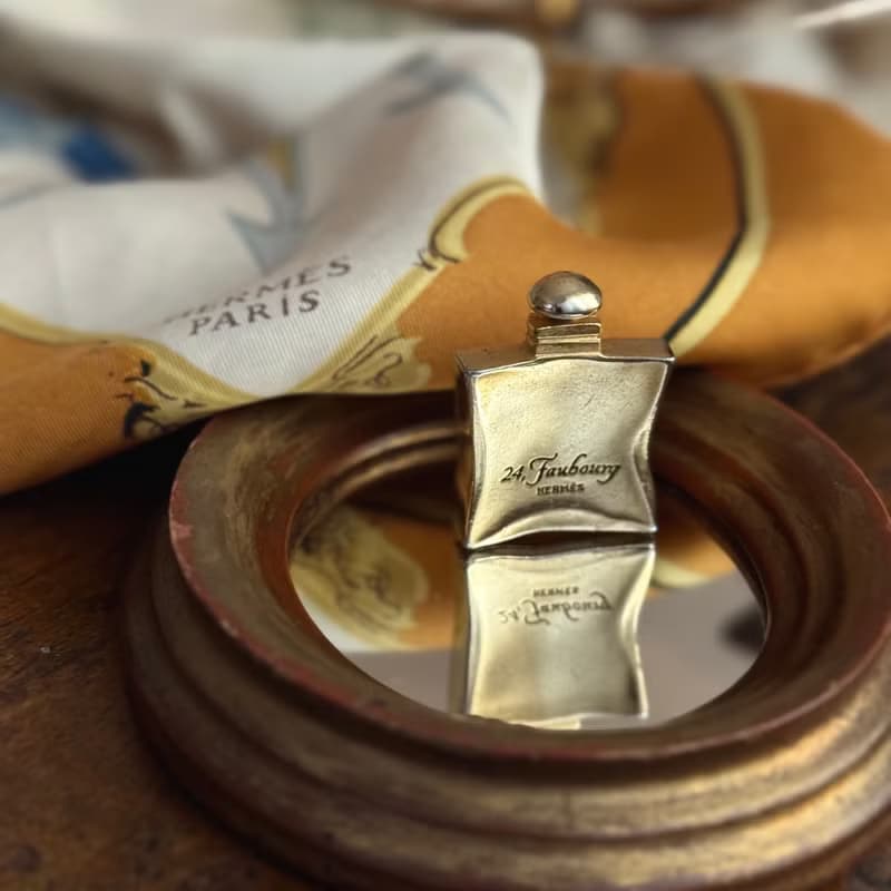 50374-絕美Hermès 24 Faubourg 經典香水瓶造型鍍金色胸針