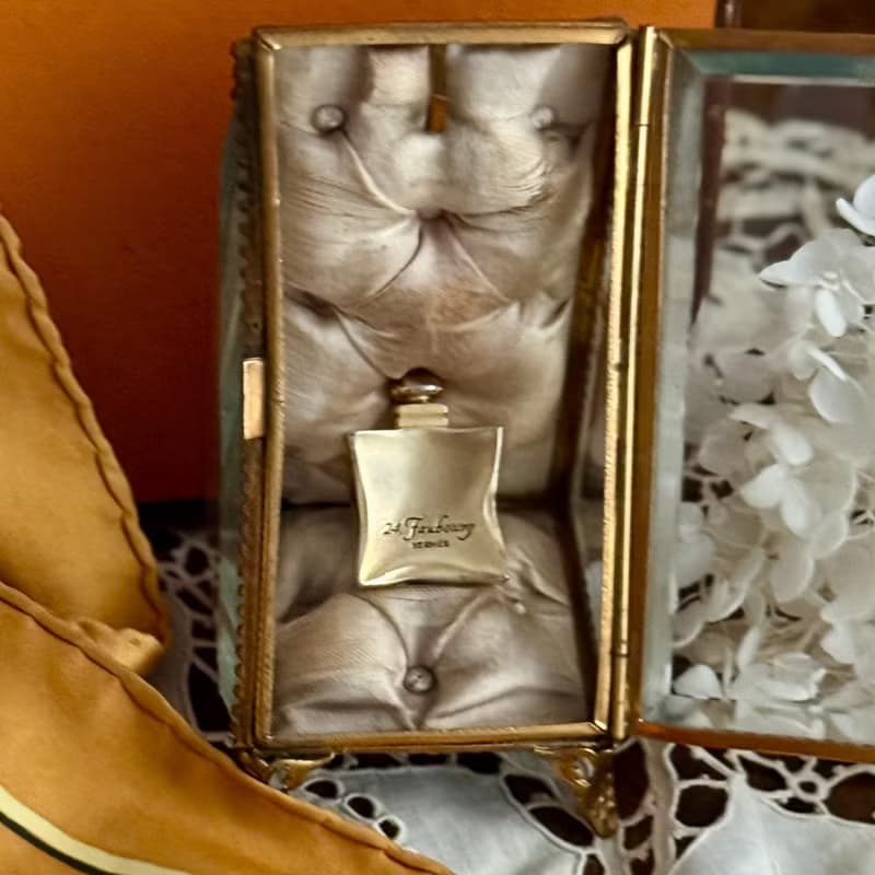50374-絕美Hermès 24 Faubourg 經典香水瓶造型鍍金色胸針