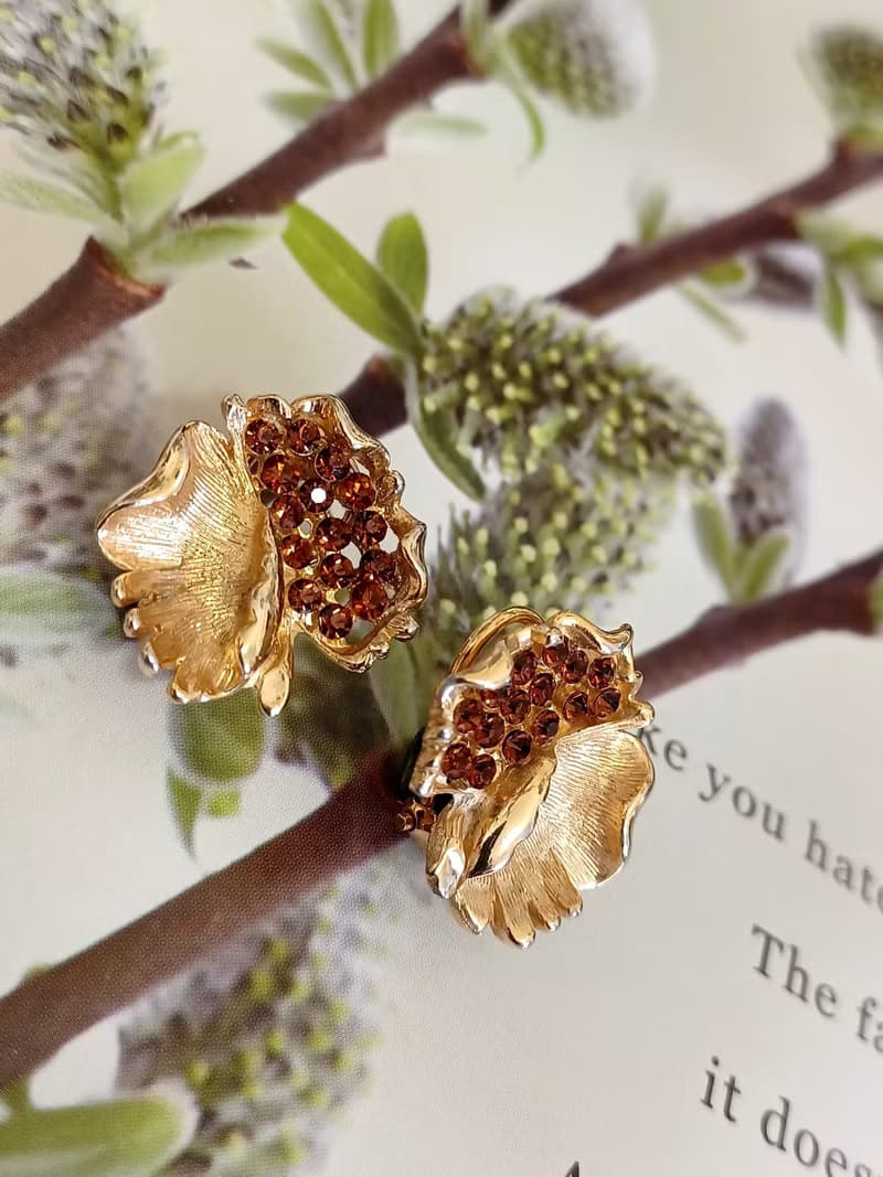 vintage jewelry  BSK 金色荷葉萊茵 夾式耳環