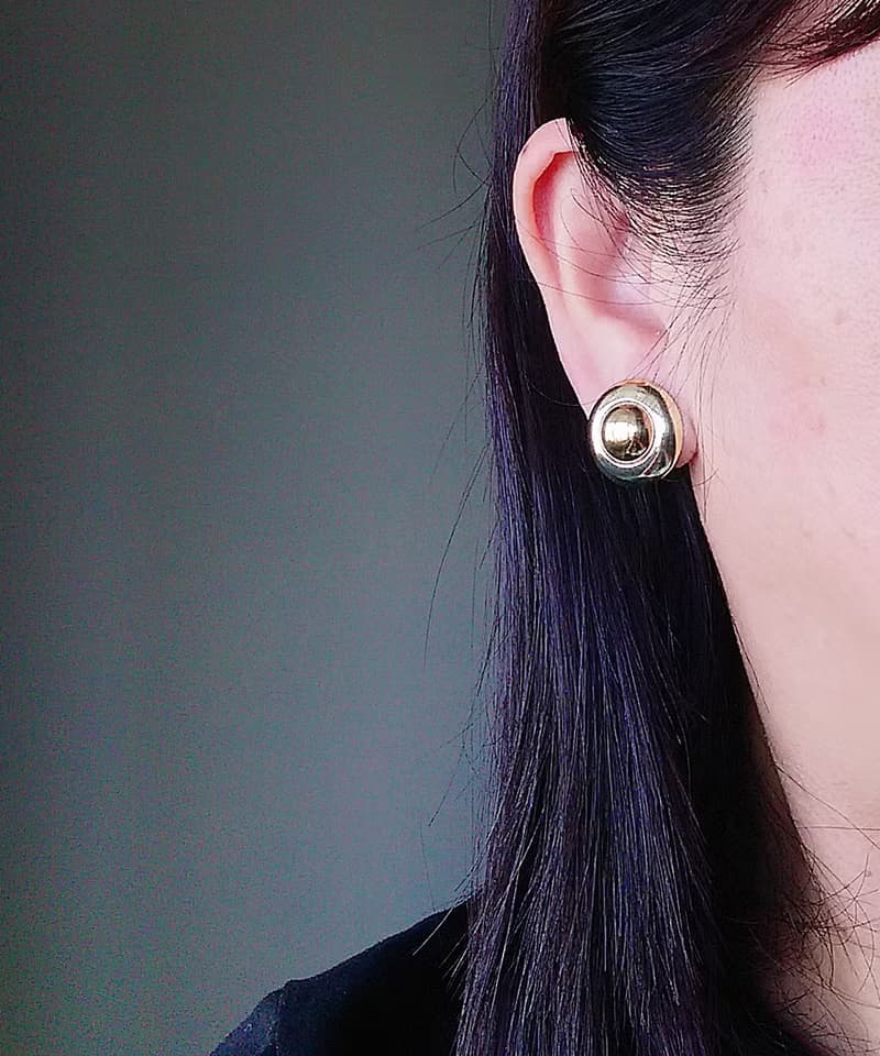 vintage jewelry  艷金色小凸圓盾型 夾式耳環