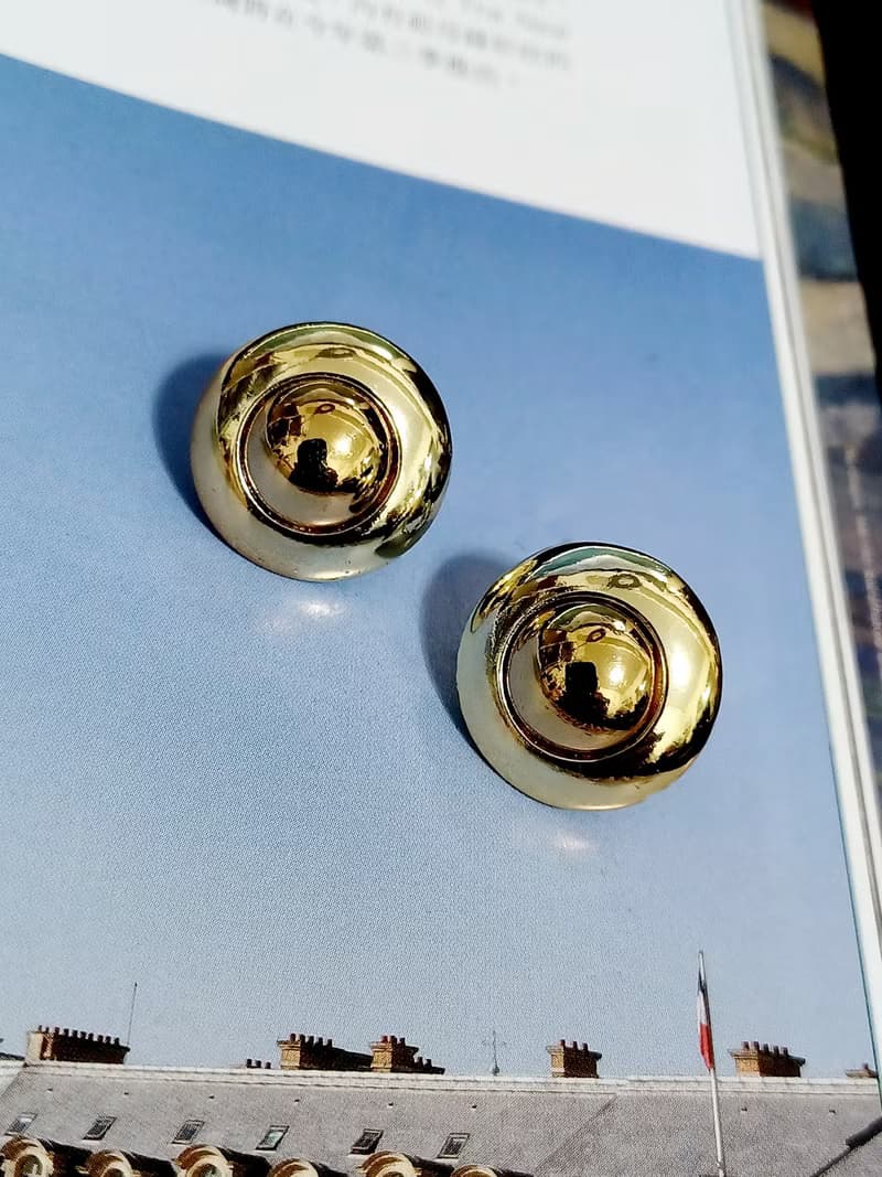 vintage jewelry  艷金色小凸圓盾型 夾式耳環