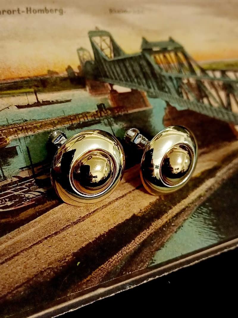 vintage jewelry  艷金色小凸圓盾型 夾式耳環