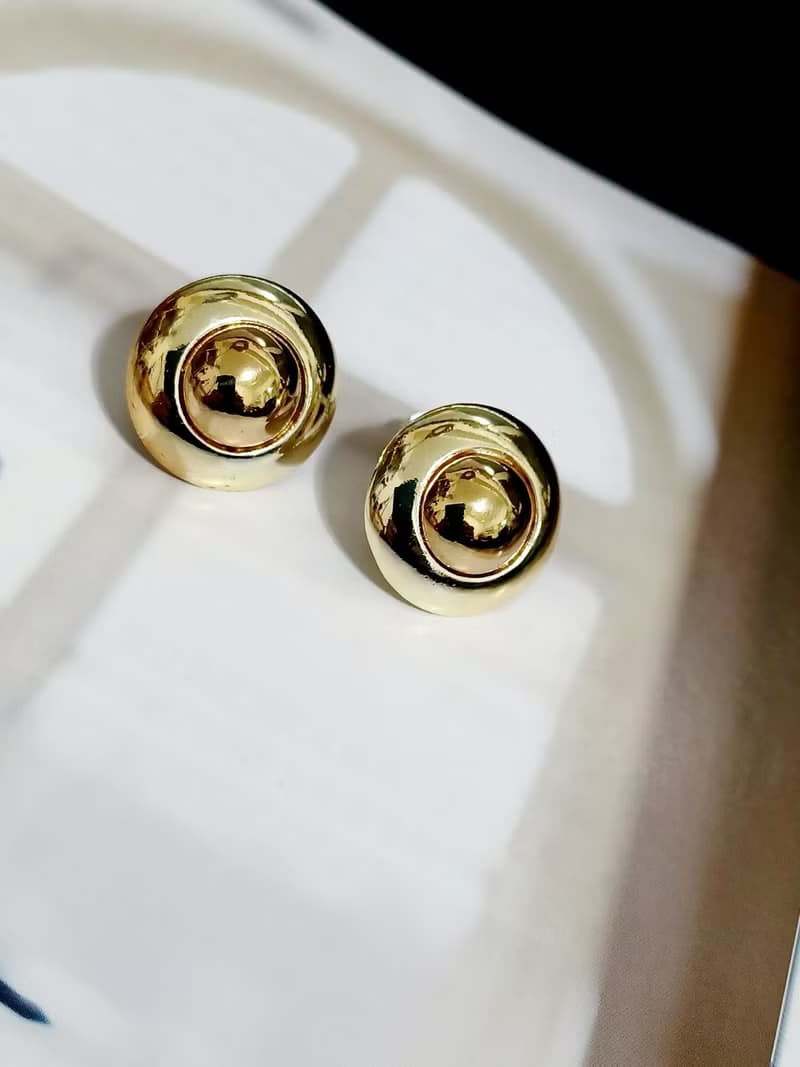 vintage jewelry  艷金色小凸圓盾型 夾式耳環