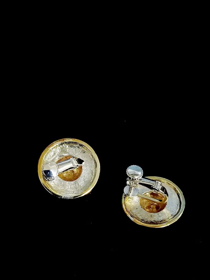 vintage jewelry  艷金色小凸圓盾型 夾式耳環