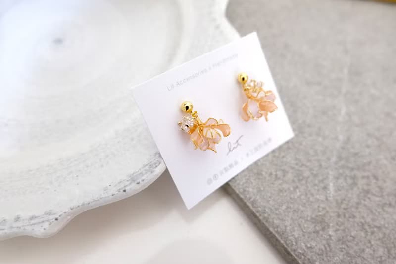 耳針/耳夾水晶花-海帶花裙(兩色)-光點飾品