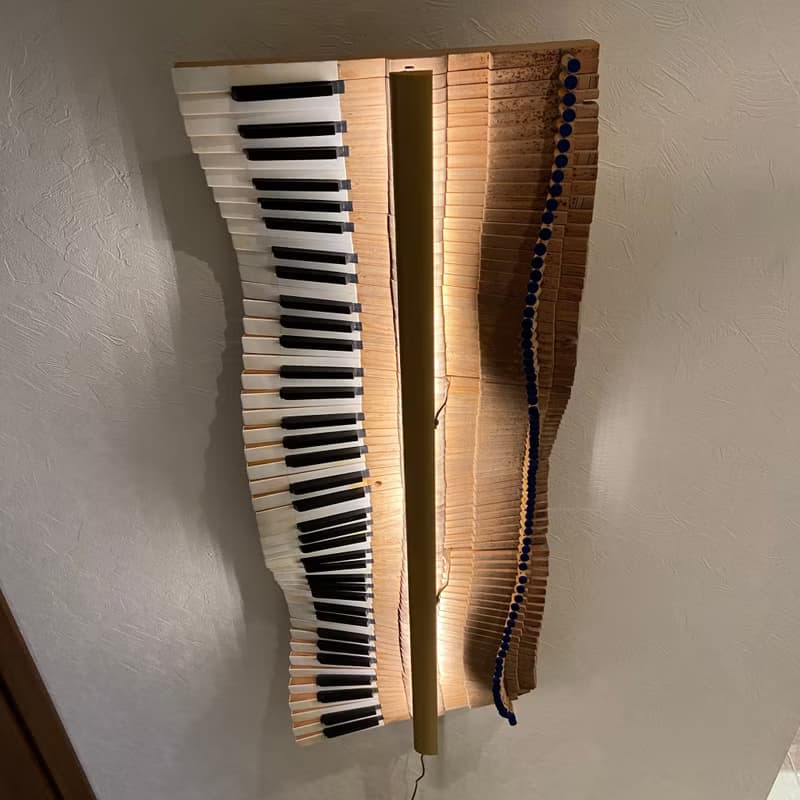 象牙色三角鋼琴鍵牆壁裝飾音樂波浪由 19 世紀古董三角鋼琴製成