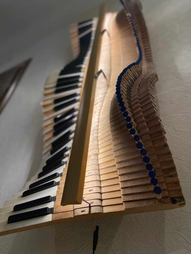 象牙色三角鋼琴鍵牆壁裝飾音樂波浪由 19 世紀古董三角鋼琴製成