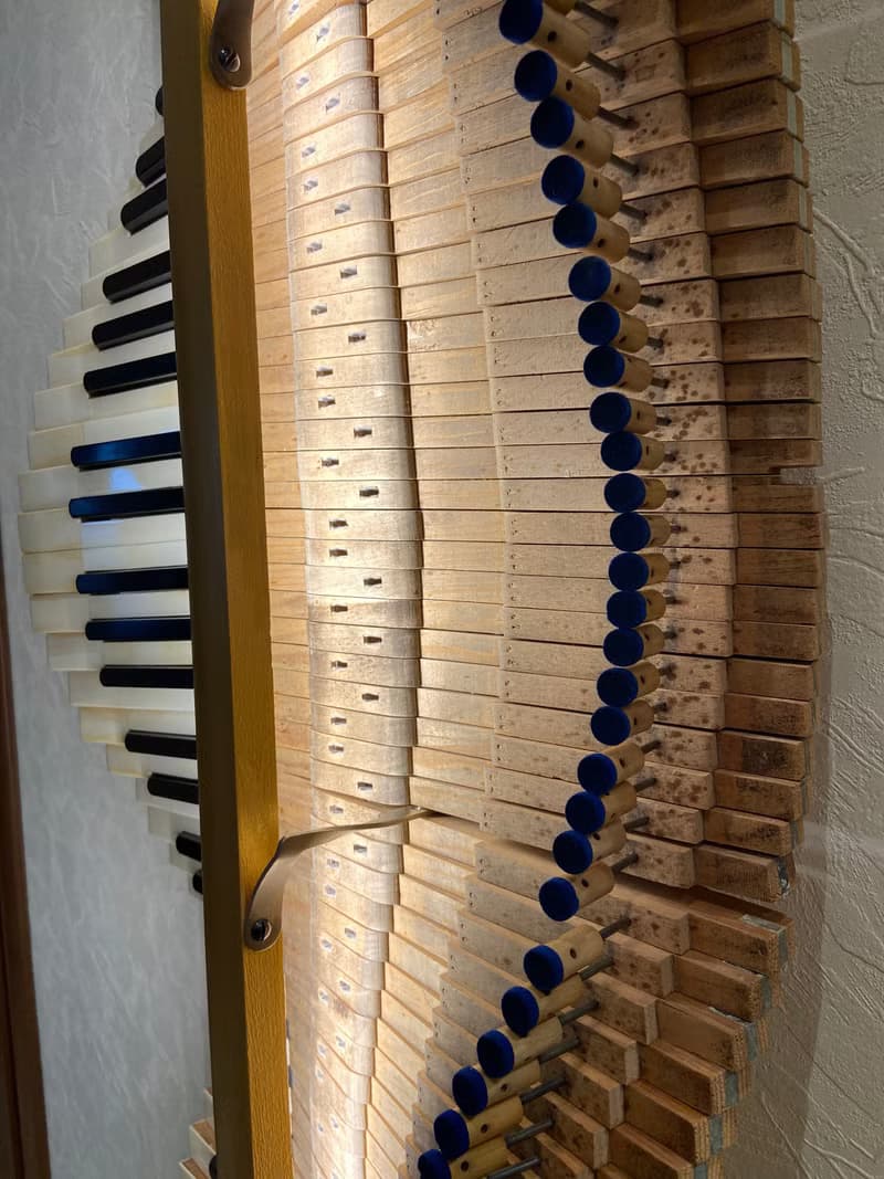 象牙色三角鋼琴鍵牆壁裝飾音樂波浪由 19 世紀古董三角鋼琴製成