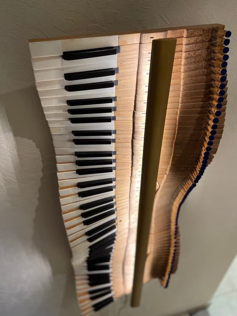 象牙色三角鋼琴鍵牆壁裝飾音樂波浪由 19 世紀古董三角鋼琴製成