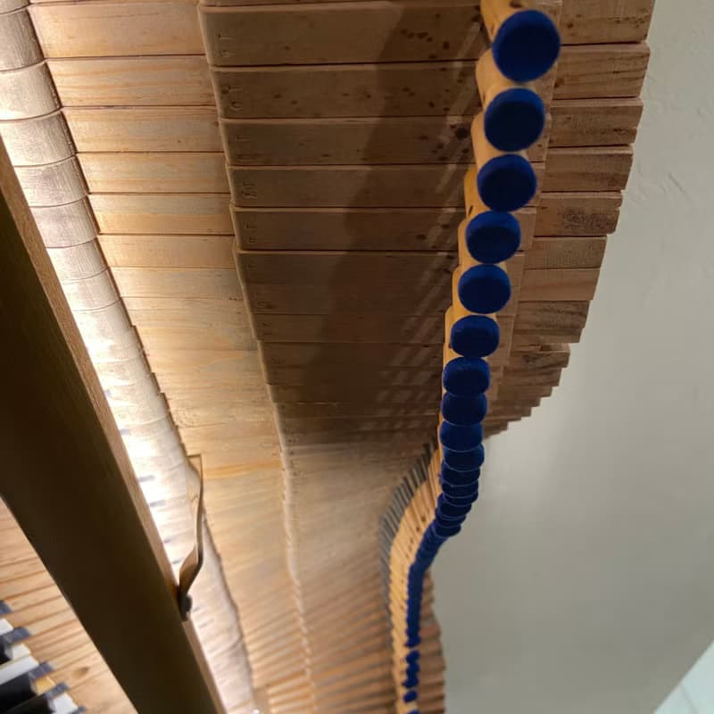 象牙色三角鋼琴鍵牆壁裝飾音樂波浪由 19 世紀古董三角鋼琴製成