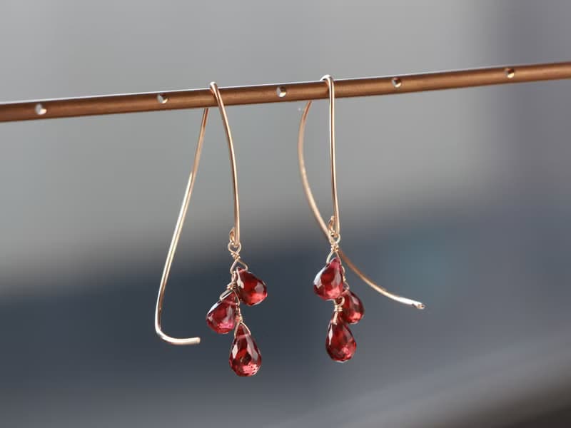 14kgf- garnet half curl pierced earrings