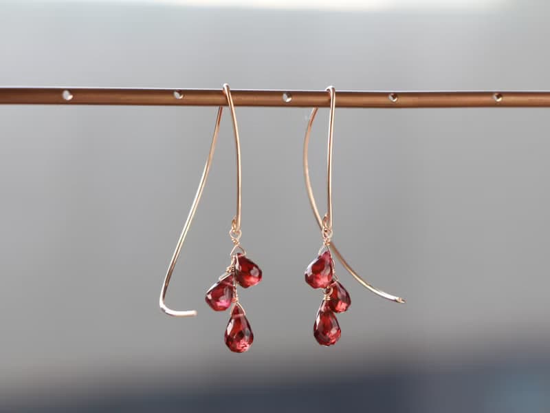 14kgf- garnet half curl pierced earrings