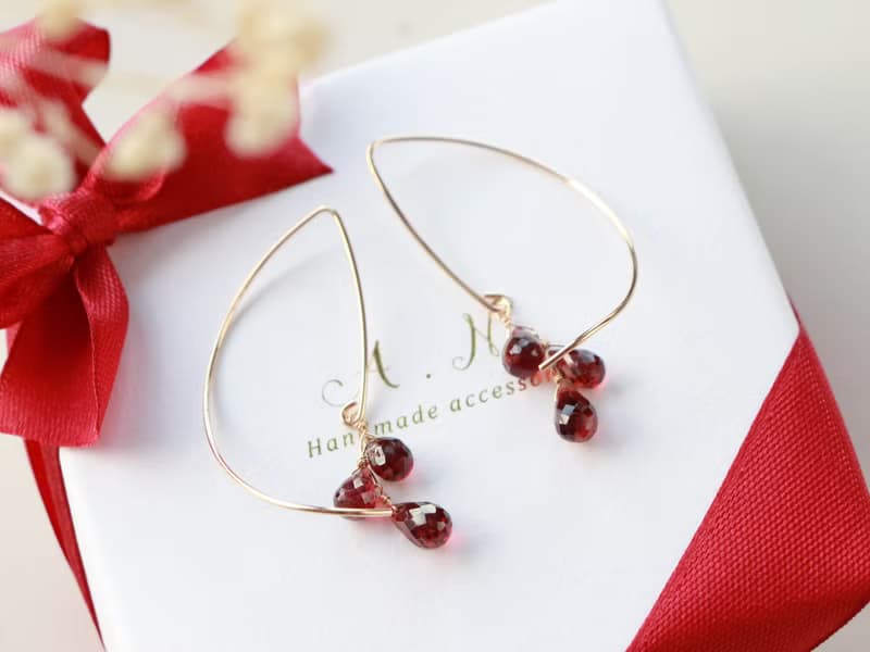 14kgf- garnet half curl pierced earrings