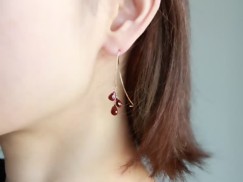 14kgf- garnet half curl pierced earrings