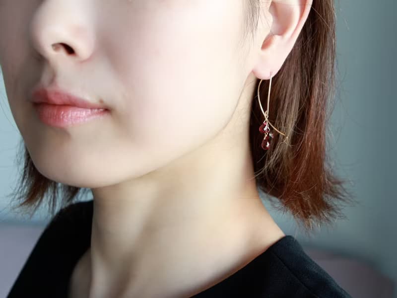 14kgf- garnet half curl pierced earrings