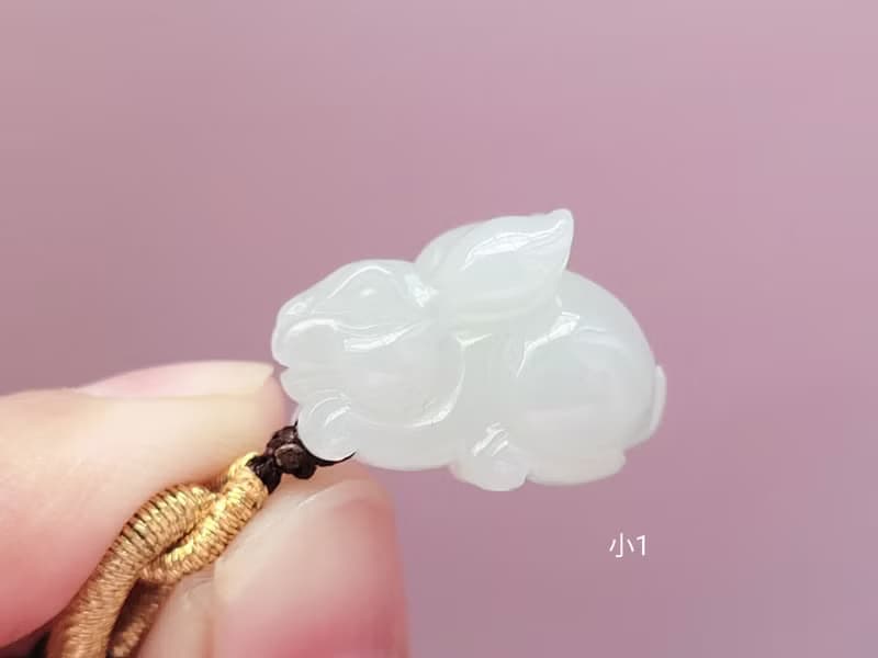 【親翠】天然翡翠 冰嬌爆水底胖耳起瑩光圓圓大眼兔吊墜 | 生肖兔