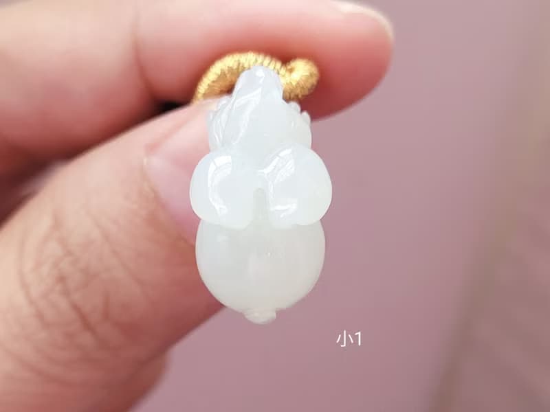 【親翠】天然翡翠 冰嬌爆水底胖耳起瑩光圓圓大眼兔吊墜 | 生肖兔