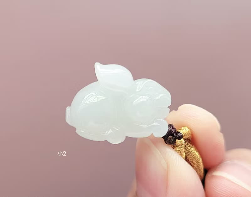 【親翠】天然翡翠 冰嬌爆水底胖耳起瑩光圓圓大眼兔吊墜 | 生肖兔