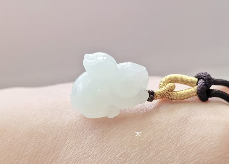 【親翠】天然翡翠 冰嬌爆水底胖耳起瑩光圓圓大眼兔吊墜 | 生肖兔