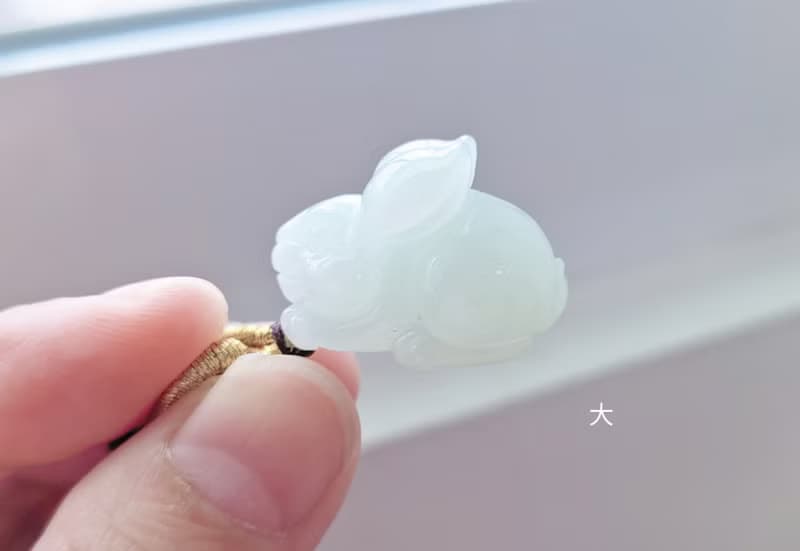 【親翠】天然翡翠 冰嬌爆水底胖耳起瑩光圓圓大眼兔吊墜 | 生肖兔