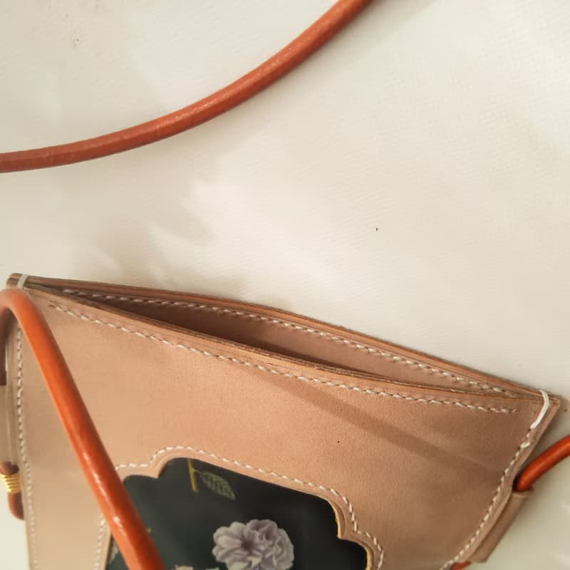 福袋　本革スマホポーチとキーホルダーのセット　ベージュ　黒グラウンド花柄　日本デザイナー限定　初売り送料無料キャンペーン