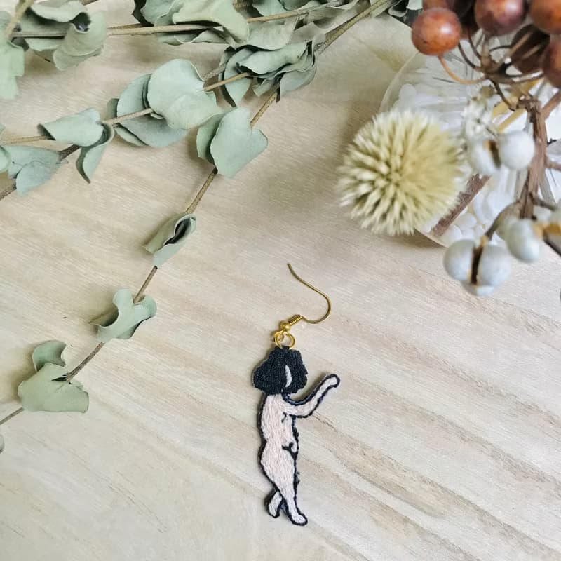 手作刺繡// 裸奔女子耳環//單一隻//可改夾式