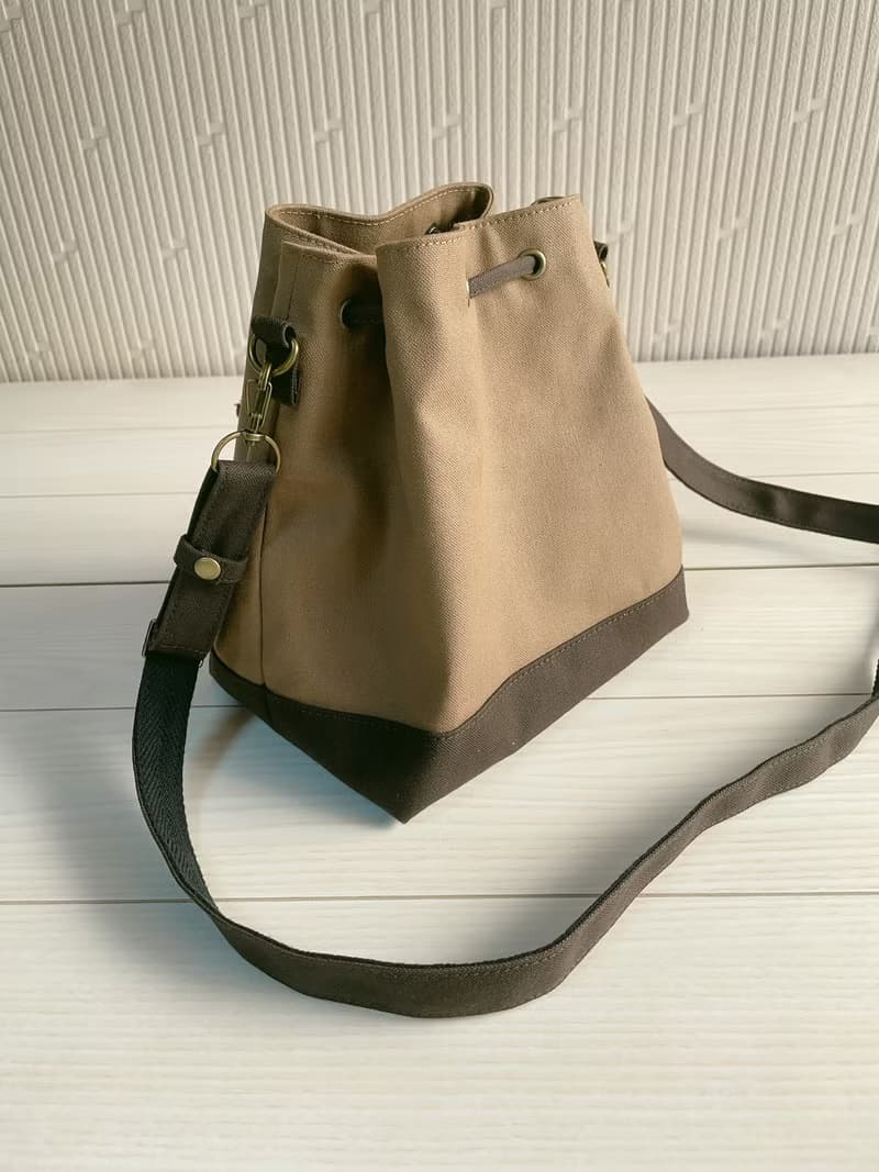 倉敷帆布　巾着ショルダーバッグ　バイカラー　サコッシュ　2way　巾着バッグ  ブラウン×チョコレートブラウン