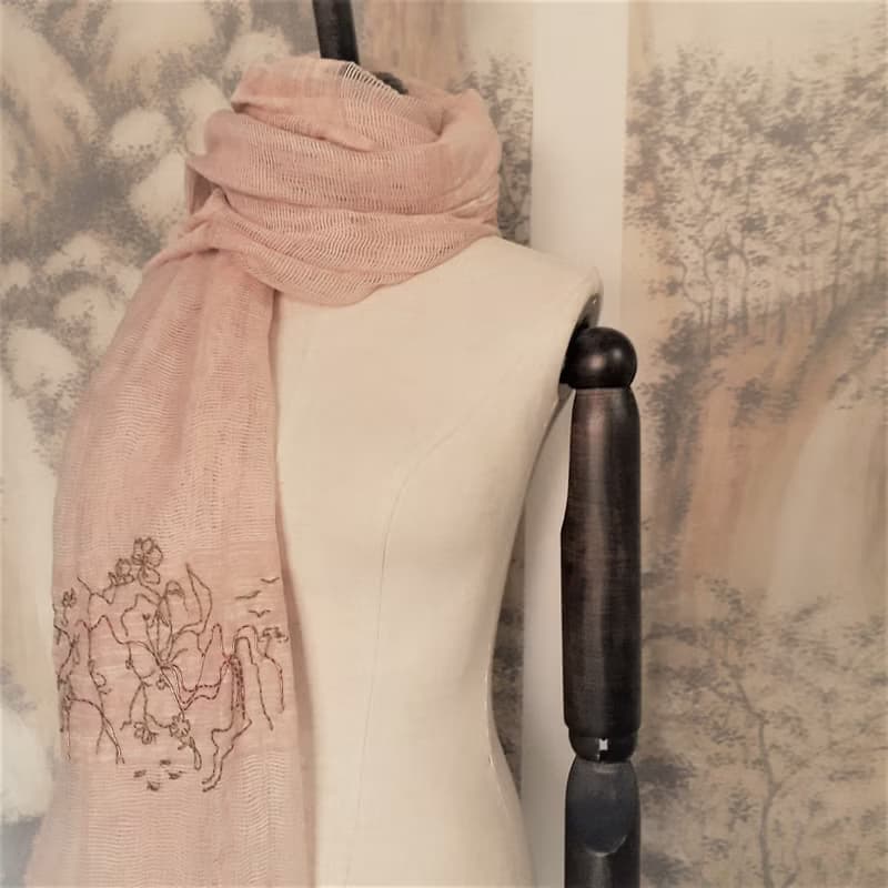 四季適用 可穿戴的藝術品 手工刺繡真絲混麻薄圍巾 幻想中的村落