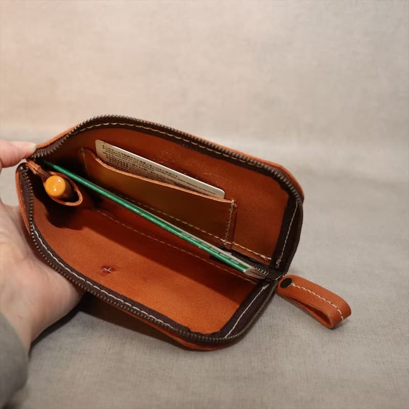 銀行通帳用のケース / 印鑑とカードも収納【革6色展開】・12色のミシン糸・刺繍カスタム無料 / ネーム有料 / 日本製 / g-21
