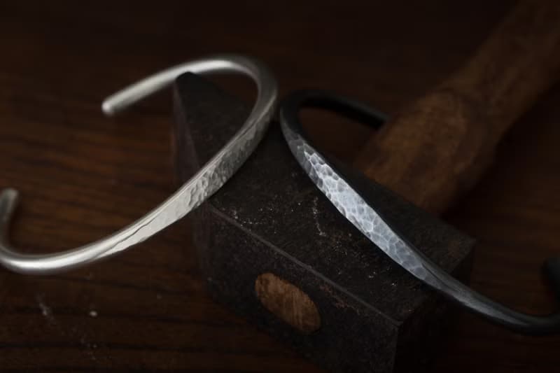 Black Flat Cuff Silver Bangle 手環 - 黑銀 - 經典目眼