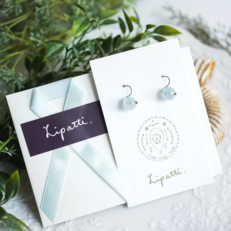 ラウンドカットアクアマリンのシンプル一粒ピアス　Liselotte