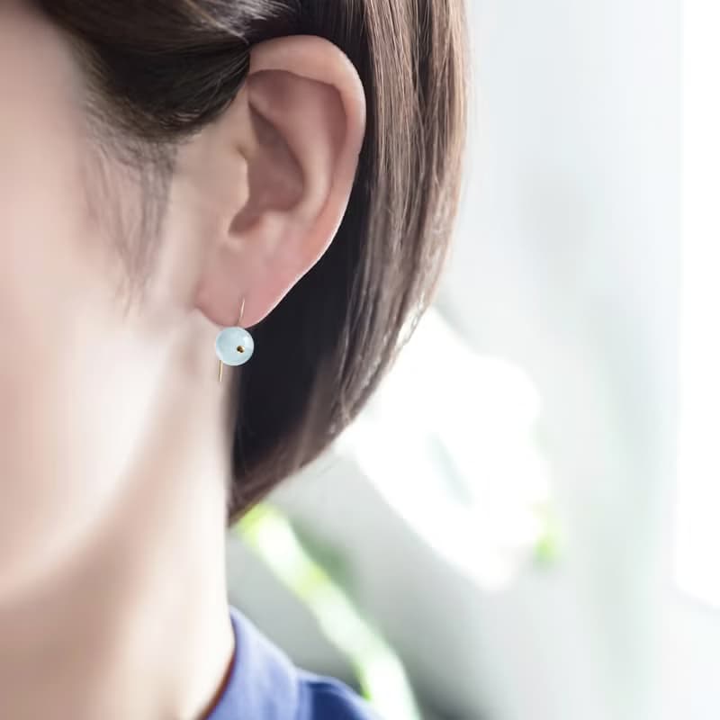 ラウンドカットアクアマリンのシンプル一粒ピアス　Liselotte