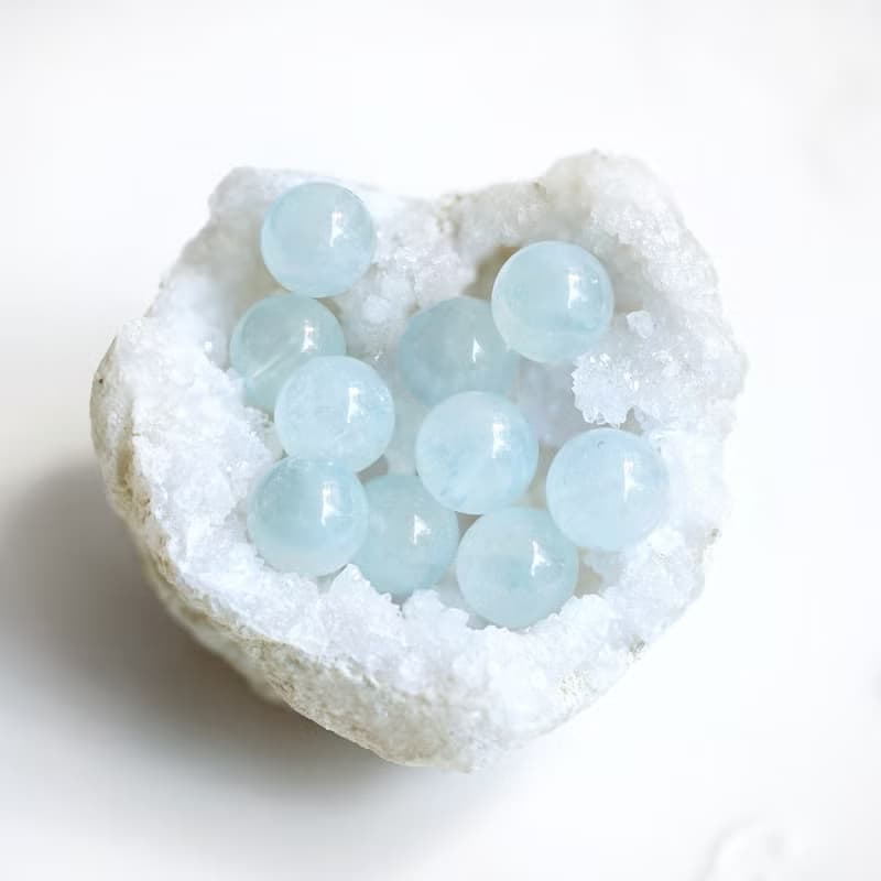 ラウンドカットアクアマリンのシンプル一粒ピアス　Liselotte