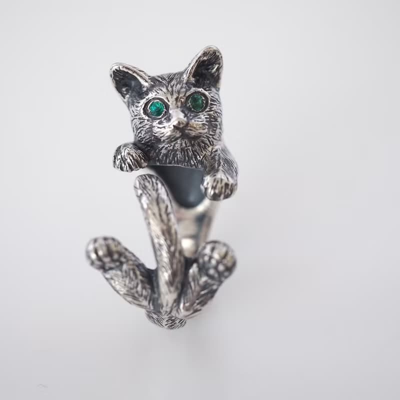 指に巻きつく猫リング グリ エメラルドの瞳