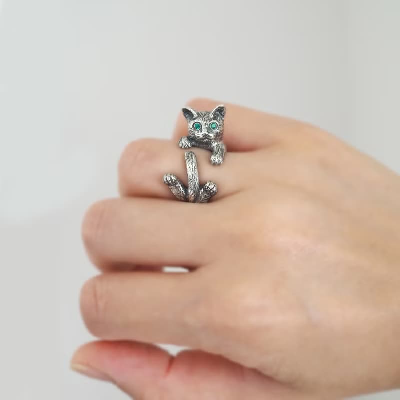指に巻きつく猫リング グリ エメラルドの瞳