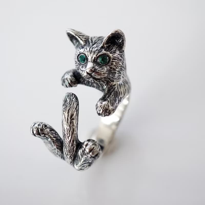 指に巻きつく猫リング グリ エメラルドの瞳
