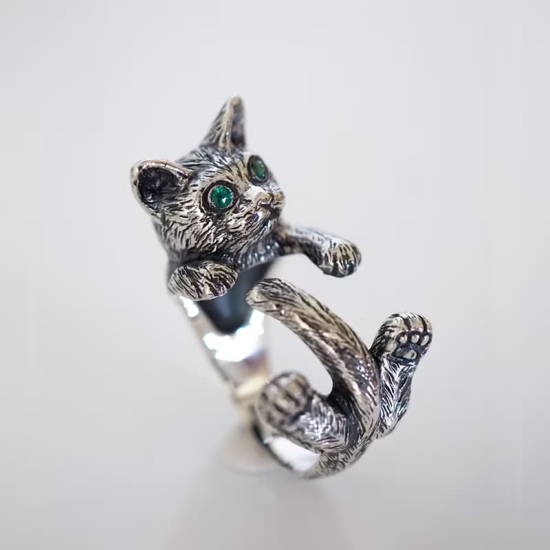 指に巻きつく猫リング グリ エメラルドの瞳