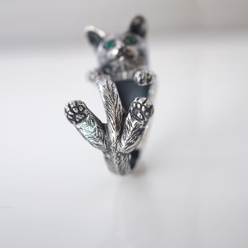 指に巻きつく猫リング グリ エメラルドの瞳
