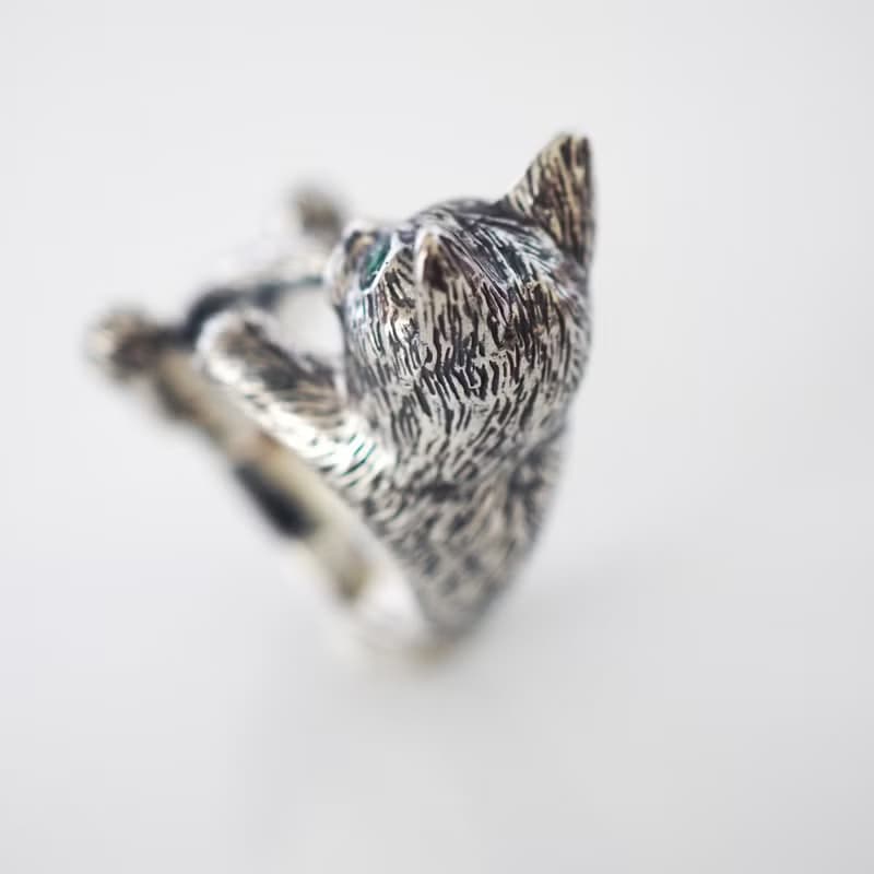 指に巻きつく猫リング グリ エメラルドの瞳