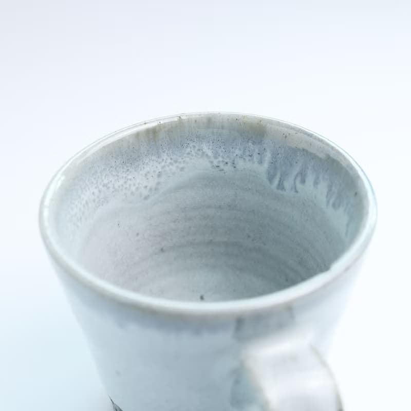 明芽窯 | 柴燒萩白鐵斑刻紋把杯 透藍 杯子 陶杯 咖啡杯 H10