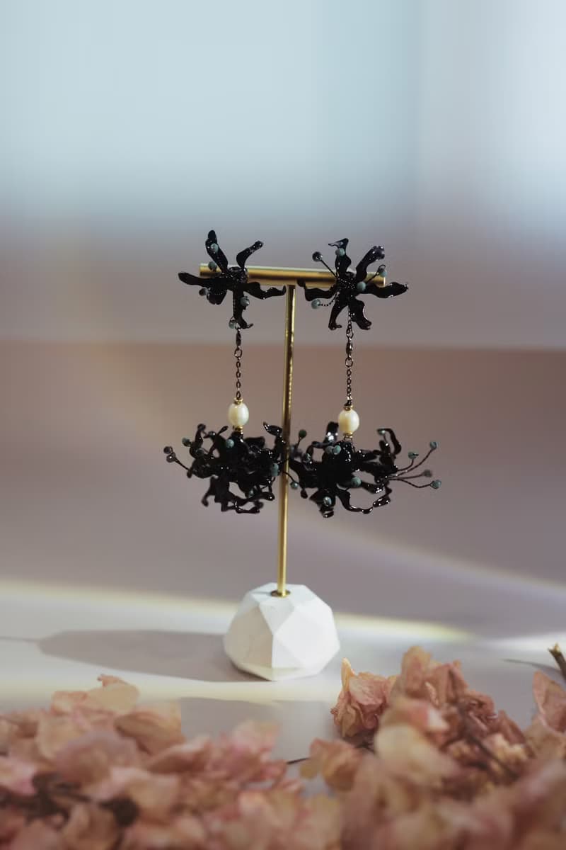 黑色彼岸花忘情花 水晶花樹脂花球耳環 淡水珍珠對稱耳針耳夾