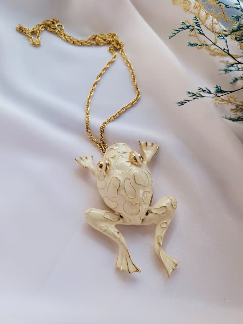 美國西洋古董飾品 / 白琺瑯跳躍的金斑紋蛙古董項鍊 招財復古老件