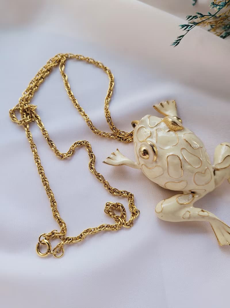 美國西洋古董飾品 / 白琺瑯跳躍的金斑紋蛙古董項鍊 招財復古老件
