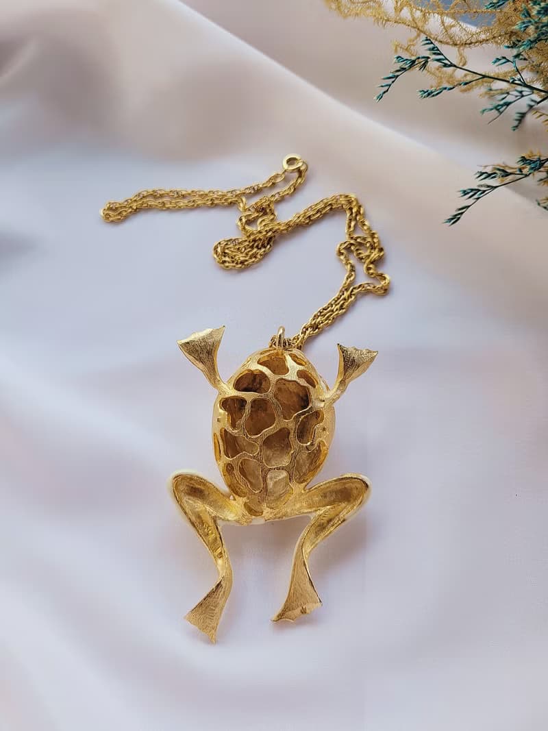 美國西洋古董飾品 / 白琺瑯跳躍的金斑紋蛙古董項鍊 招財復古老件