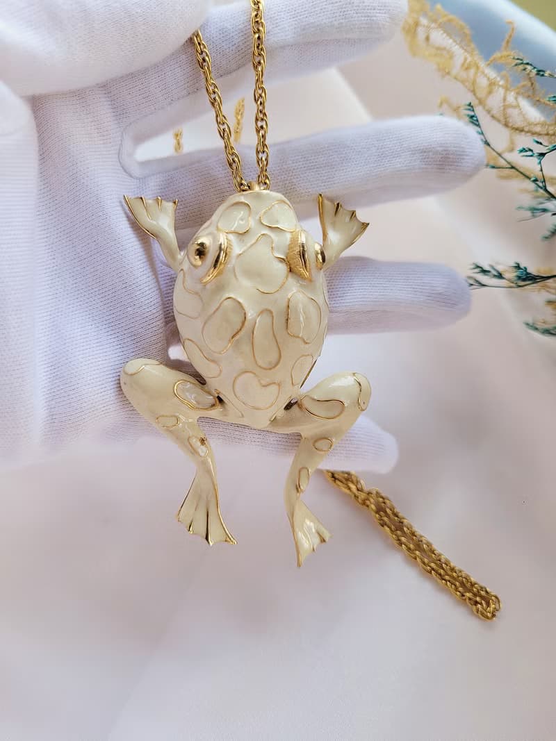 美國西洋古董飾品 / 白琺瑯跳躍的金斑紋蛙古董項鍊 招財復古老件